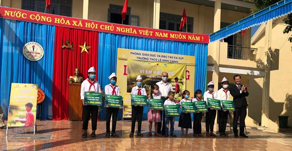 Viettel Đắk Lắk trao học bổng “Vì em hiếu học”